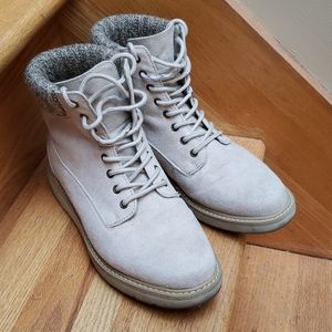 Cliff's by White Mountain textile booties.